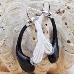 Boucles d'oreilles creoles noires et rayures blanches veritable verre soufflé de murano de venise