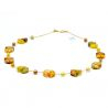 Halsband lång guld smycken är raffinerade av murano-glas i venedig 