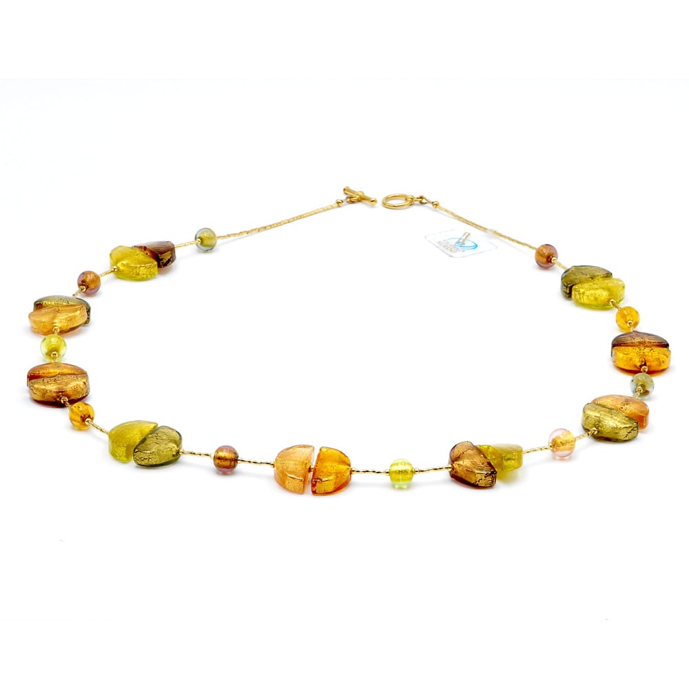 Halsband lång guld smycken är raffinerade av murano-glas i venedig 