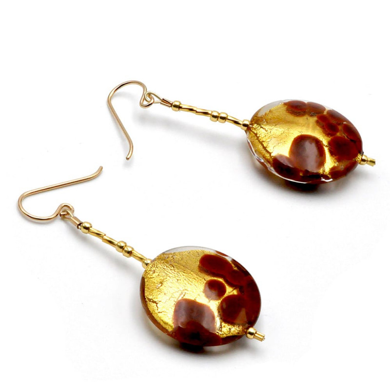 Boucles d'oreilles pendantes pastilles marron et or en veritable verre de murano de venise