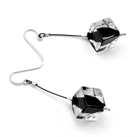 Boucles d'oreilles pendantes perles cube noir en verre de murano de venise