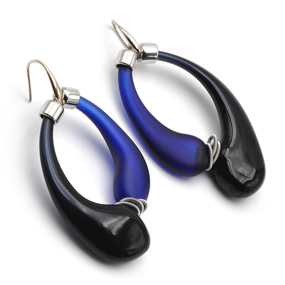 Boucles d'oreilles creoles noir et bleu verre soufflé de murano de venise
