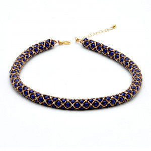 Collar renacentista cuentas de vidrio lapis azul tejido dorado