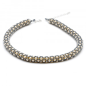 Collar renacentista cuentas de cristal nacarado blanco y gris tejido