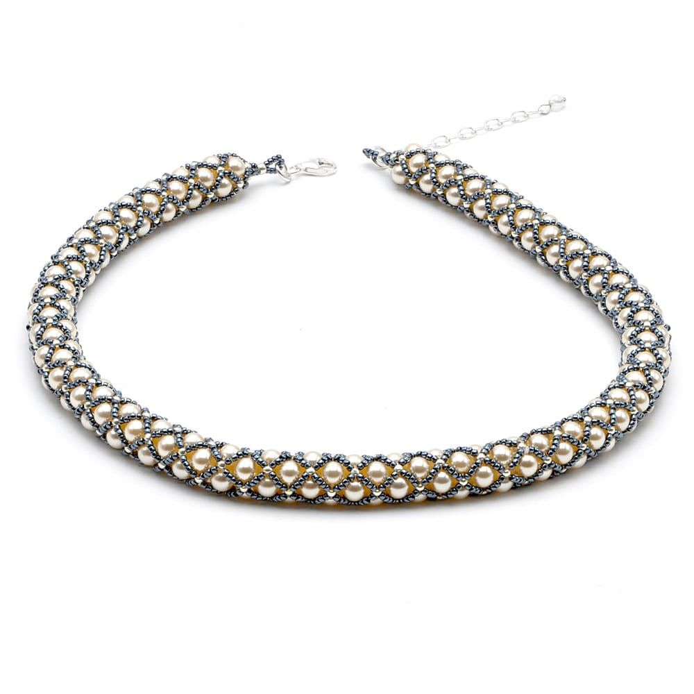 Halskette renaissance aus weißen und grauen perlmutt glasperlen vergoldetes netz