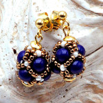 Boucles d'oreilles clou perles de verre bleu renaissance or