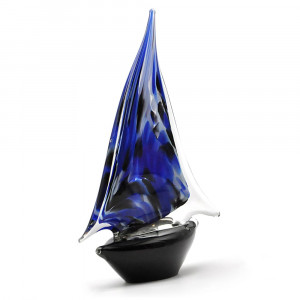 Blaues und schwarzes segelboot aus murano-glas