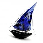 Blauwe en zwarte murano-glaszeilboot