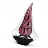 Fushia und schwarzes segelboot in murano glas