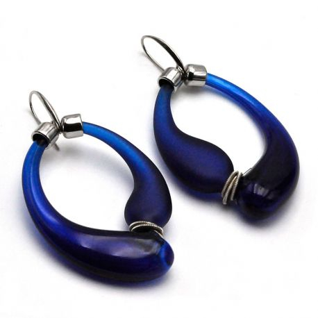 Boucles d'oreilles creoles noir et bleu satin veritable verre soufflé de murano de venise