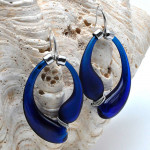 Boucles d'oreilles creoles noir et bleu satin verre soufflé de murano