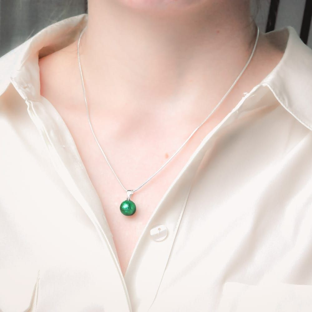 GREEN GLASS BEADS PENDANT AND SILVER NECKLACE 925