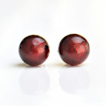 Boucles d'oreilles boutons rouge fonce clou en veritable verre de murano de venise